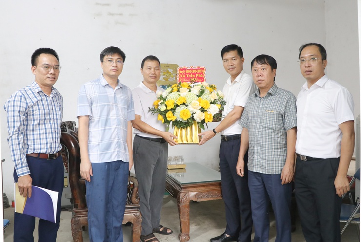 Đảng ủy, HĐND, UBND, UBMTTQ Việt Nam xã Trần Phú thăm và tặng hoa chúc mừng doanh nhân tiêu biểu trên địa bàn- Ảnh 1.