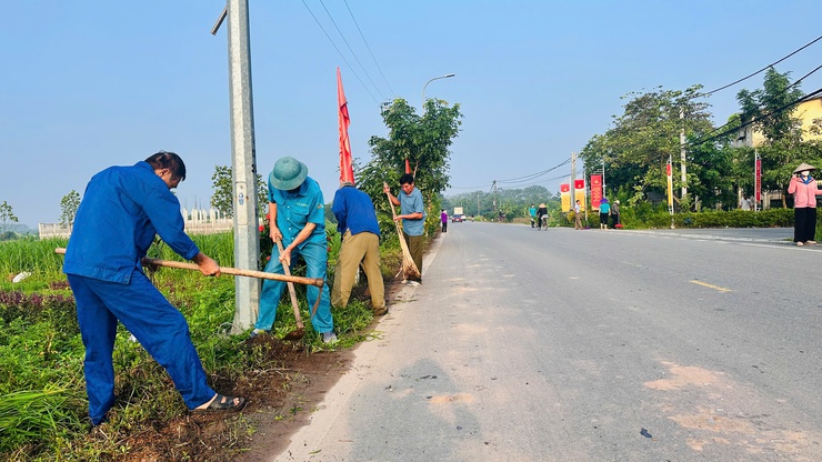 Xã Phúc Lộc ra quân tổng vệ sinh môi trường chào mừng Đại hội Đảng bộ thành phố lần thứ XVIII và thực hiện Nghị quyết Đảng ủy xã về bảo vệ môi trường- Ảnh 2.