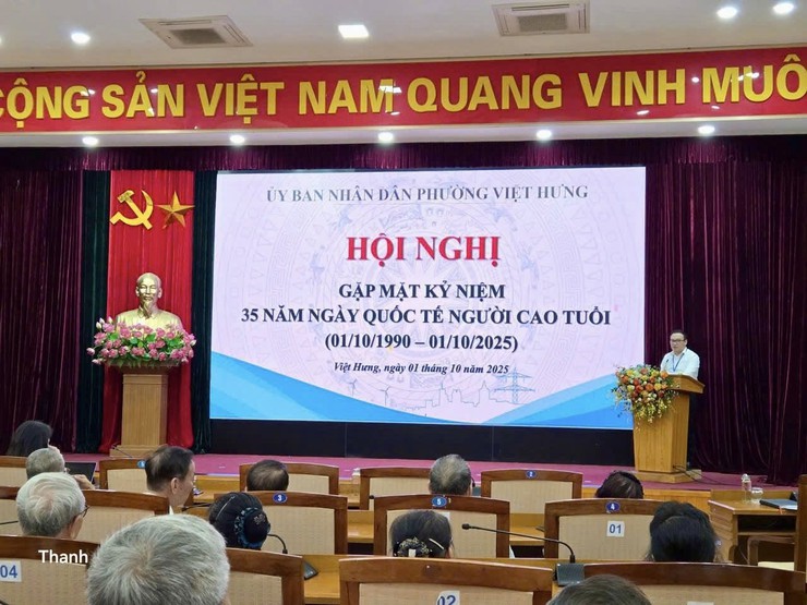 Phường Việt Hưng tổ chức Hội nghị gặp mặt kỷ niệm 35 năm Ngày Quốc tế Người cao tuổi và tổ chức thăm, tặng quà Người cao tuổi có hoàn cảnh khó khăn trên địa bàn phường- Ảnh 1.