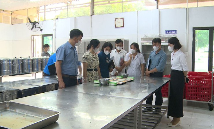 Đoàn giám sát của HĐND xã tiến hành giám sát công tác tổ chức ăn bán trú tại Trường Tiểu học Võng Xuyên A- Ảnh 7.