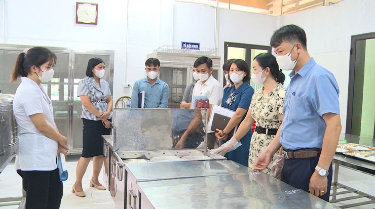 Đoàn giám sát của HĐND xã tiến hành giám sát công tác tổ chức ăn bán trú tại Trường Tiểu học Võng Xuyên A- Ảnh 8.