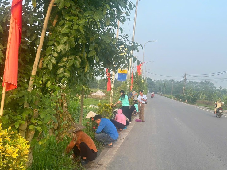 Xã Phúc Lộc ra quân tổng vệ sinh môi trường chào mừng Đại hội Đảng bộ thành phố lần thứ XVIII và thực hiện Nghị quyết Đảng ủy xã về bảo vệ môi trường- Ảnh 3.