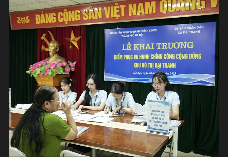 Hà Nội thí điểm mô hình “Điểm Phục vụ hành chính công cộng đồng” - Đưa dịch vụ hành chính đến gần hơn với người dân- Ảnh 1.