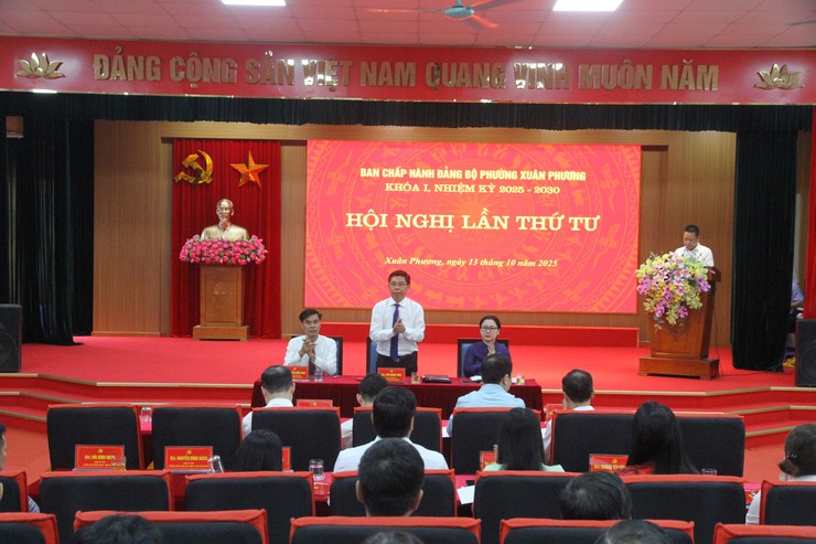 Đảng ủy phường Xuân Phương tổ chức tốt hội nghị lần thứ tư BCH Đảng bộ Phường khóa I, nhiệm kỳ 2025-2030- Ảnh 1.