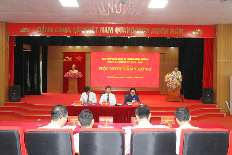 Đảng ủy phường Xuân Phương tổ chức tốt hội nghị lần thứ tư BCH Đảng bộ Phường khóa I, nhiệm kỳ 2025-2030- Ảnh 6.