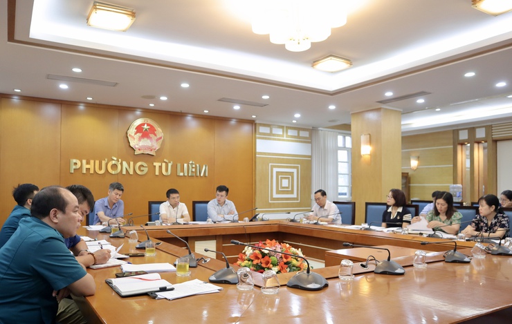 Tập thể Lãnh đạo UBND phường Từ Liêm họp thống nhất chỉ đạo, quyết định một số nội dung theo thẩm quyền- Ảnh 3.