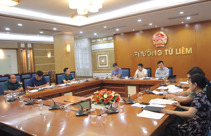 Tập thể Lãnh đạo UBND phường Từ Liêm họp thống nhất chỉ đạo, quyết định một số nội dung theo thẩm quyền- Ảnh 1.
