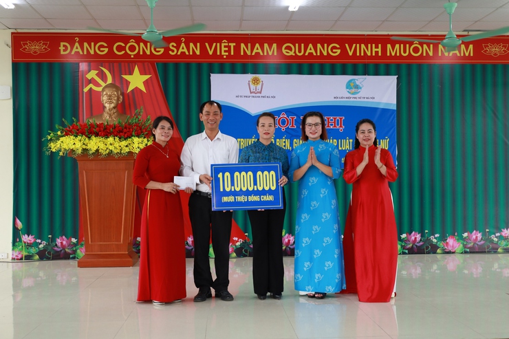 Hội Liên hiệp Phụ nữ xã Suối Hai đã phát động phong trào “Hướng về đồng bào vùng lũ” - Ảnh 2.