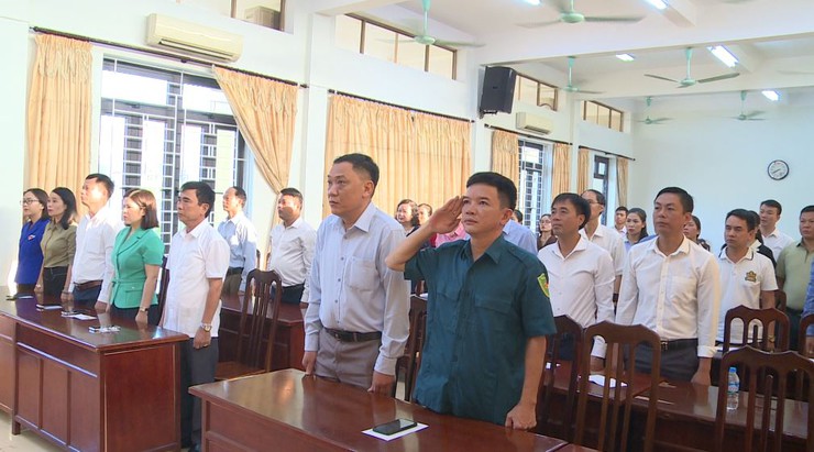 UBMTTQ Việt Nam, Ban CHQS và Trung tâm VH-TT&TT xã Phúc Lộc tổ chức nghi lễ chào cờ đầu tuần, phát động ủng hộ đồng bào bị ảnh hưởng bão lũ- Ảnh 1.