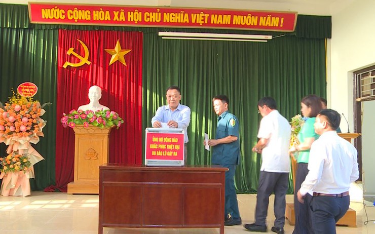 UBMTTQ Việt Nam, Ban CHQS và Trung tâm VH-TT&TT xã Phúc Lộc tổ chức nghi lễ chào cờ đầu tuần, phát động ủng hộ đồng bào bị ảnh hưởng bão lũ- Ảnh 2.