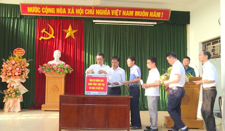 UBMTTQ Việt Nam, Ban CHQS và Trung tâm VH-TT&TT xã Phúc Lộc tổ chức nghi lễ chào cờ đầu tuần, phát động ủng hộ đồng bào bị ảnh hưởng bão lũ- Ảnh 3.