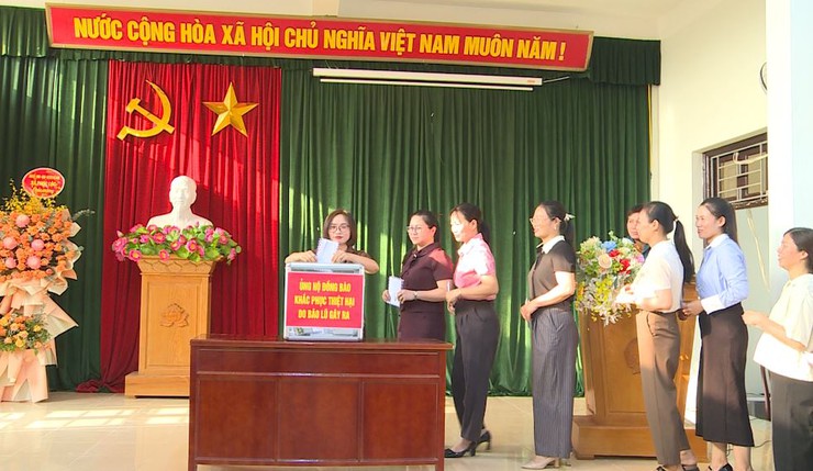 UBMTTQ Việt Nam, Ban CHQS và Trung tâm VH-TT&TT xã Phúc Lộc tổ chức nghi lễ chào cờ đầu tuần, phát động ủng hộ đồng bào bị ảnh hưởng bão lũ- Ảnh 4.