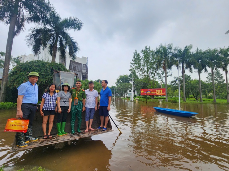 Cả hệ thống chính trị xã Quang Minh vào cuộc hỗ trợ người dân vùng ngập- Ảnh 1.