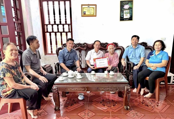 Phường Việt Hưng tổ chức Hội nghị gặp mặt kỷ niệm 35 năm Ngày Quốc tế Người cao tuổi và tổ chức thăm, tặng quà Người cao tuổi có hoàn cảnh khó khăn trên địa bàn phường- Ảnh 9.