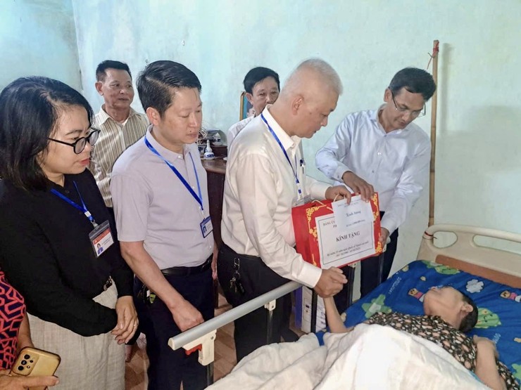 Phường Việt Hưng tổ chức Hội nghị gặp mặt kỷ niệm 35 năm Ngày Quốc tế Người cao tuổi và tổ chức thăm, tặng quà Người cao tuổi có hoàn cảnh khó khăn trên địa bàn phường- Ảnh 7.