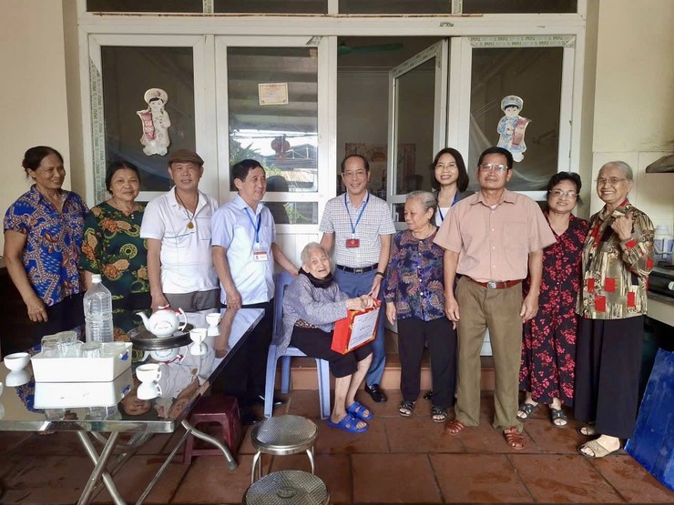 Phường Việt Hưng tổ chức Hội nghị gặp mặt kỷ niệm 35 năm Ngày Quốc tế Người cao tuổi và tổ chức thăm, tặng quà Người cao tuổi có hoàn cảnh khó khăn trên địa bàn phường- Ảnh 8.