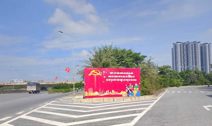 Bát Tràng rực rỡ cờ hoa hướng về Đại hội Đảng bộ TP Hà Nội lần thứ XVIII- Ảnh 4.