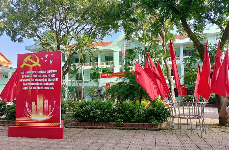 Bát Tràng rực rỡ cờ hoa hướng về Đại hội Đảng bộ TP Hà Nội lần thứ XVIII- Ảnh 1.