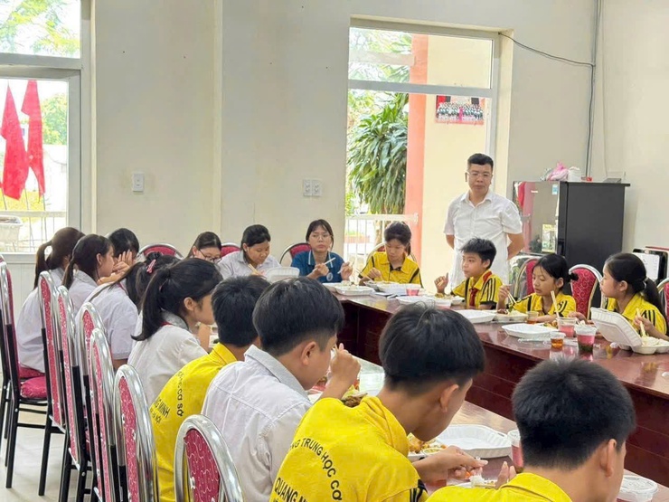 Cả hệ thống chính trị xã Quang Minh vào cuộc hỗ trợ người dân vùng ngập- Ảnh 6.