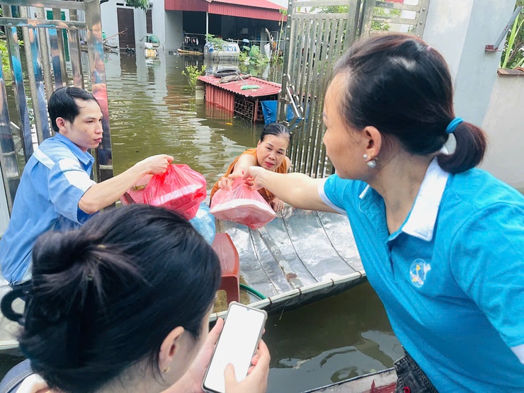 Sẻ chia yêu thương, chung tay giúp dân vùng ngập vượt qua khó khăn- Ảnh 4.