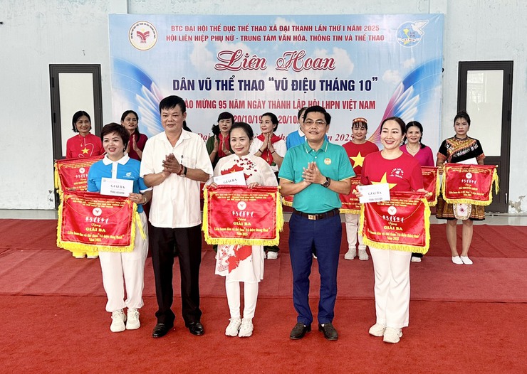 Đại hội Thể dục thể thao xã Đại Thanh lần thứ I năm 2025: Liên hoan Dân vũ thể thao "Vũ điệu tháng 10" thu hút gần 200 vận động viên tham gia- Ảnh 14.