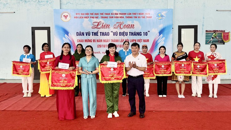 Đại hội Thể dục thể thao xã Đại Thanh lần thứ I năm 2025: Liên hoan Dân vũ thể thao "Vũ điệu tháng 10" thu hút gần 200 vận động viên tham gia- Ảnh 13.