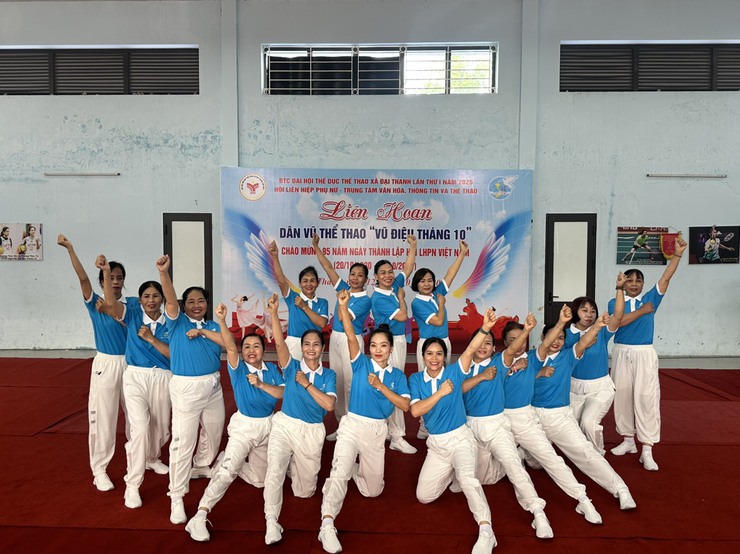 Đại hội Thể dục thể thao xã Đại Thanh lần thứ I năm 2025: Liên hoan Dân vũ thể thao "Vũ điệu tháng 10" thu hút gần 200 vận động viên tham gia- Ảnh 6.
