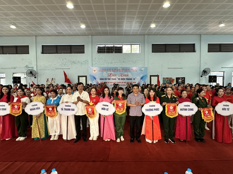 Đại hội Thể dục thể thao xã Đại Thanh lần thứ I năm 2025: Liên hoan Dân vũ thể thao "Vũ điệu tháng 10" thu hút gần 200 vận động viên tham gia- Ảnh 1.