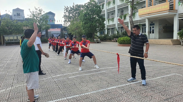 Sôi nổi giải kéo co, bóng chuyền hơi, cờ vua, cờ tướng - Đại hội thể dục thể thao phường Phú Lương lần I - năm 2025- Ảnh 1.