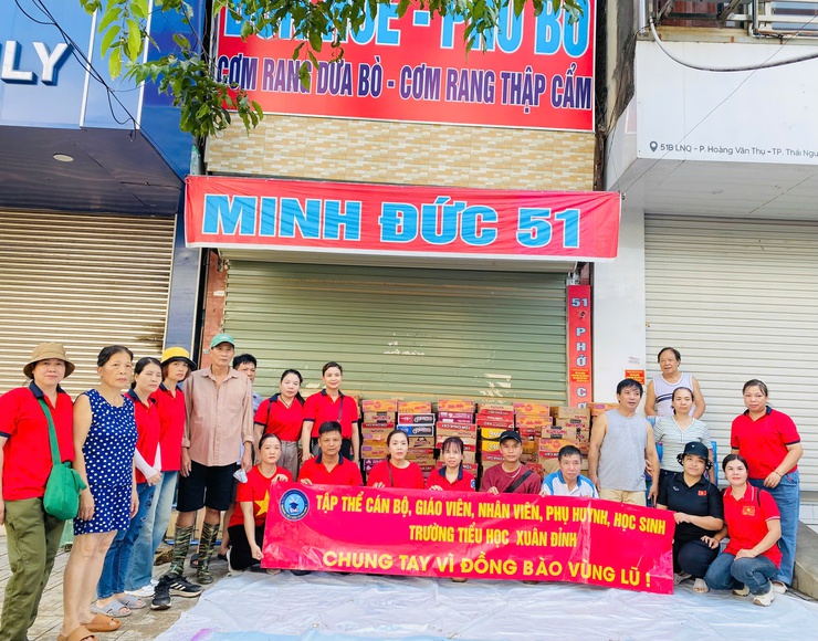 Phường Xuân Đỉnh: Nghĩa cử cao đẹp sau bão lũ- Ảnh 1.
