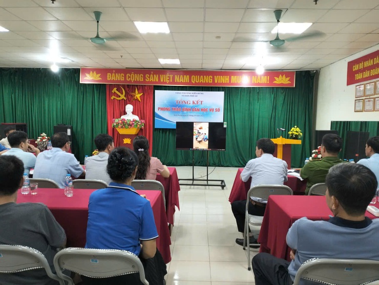 Sơ kết phong trào “Bình dân học vụ số” và Chiến dịch 45 ngày đêm ra quân chuyển đổi số của Tổ dân phố 18, phường Kiến Hưng- Ảnh 2.