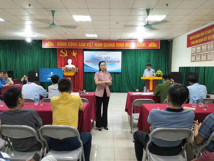 Sơ kết phong trào “Bình dân học vụ số” và Chiến dịch 45 ngày đêm ra quân chuyển đổi số của Tổ dân phố 18, phường Kiến Hưng- Ảnh 4.