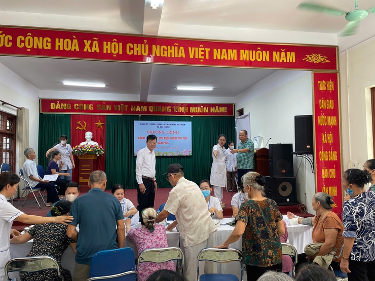 Khám, chăm sóc sức khỏe Người cao tuổi trên địa bàn xã Đại Thanh năm 2025 - Ảnh 4.