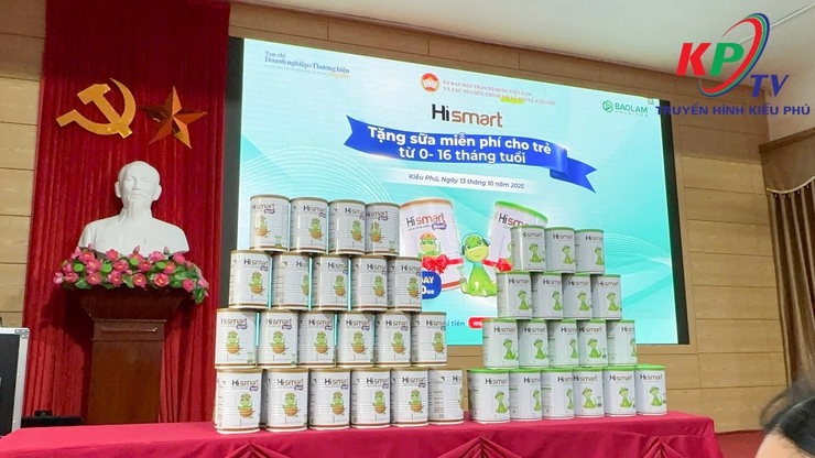 UB MTTQ xã Kiều Phú phối hợp với Công ty TNHH Đầu tư và Quản lý Bảo Lâm Holdings tổ chức chương trình phát tặng sữa cho trẻ em có hoàn cảnh khó khăn- Ảnh 9.