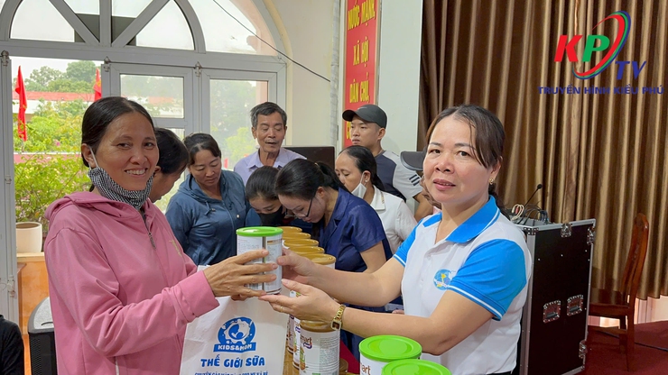 UB MTTQ xã Kiều Phú phối hợp với Công ty TNHH Đầu tư và Quản lý Bảo Lâm Holdings tổ chức chương trình phát tặng sữa cho trẻ em có hoàn cảnh khó khăn- Ảnh 7.