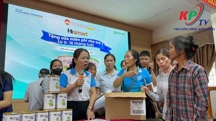 UB MTTQ xã Kiều Phú phối hợp với Công ty TNHH Đầu tư và Quản lý Bảo Lâm Holdings tổ chức chương trình phát tặng sữa cho trẻ em có hoàn cảnh khó khăn- Ảnh 5.