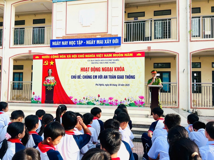 Công an xã Phú Nghĩa tuyên truyền an toàn giao thông cho học sinh Trường THCS Phú Nghĩa- Ảnh 1.