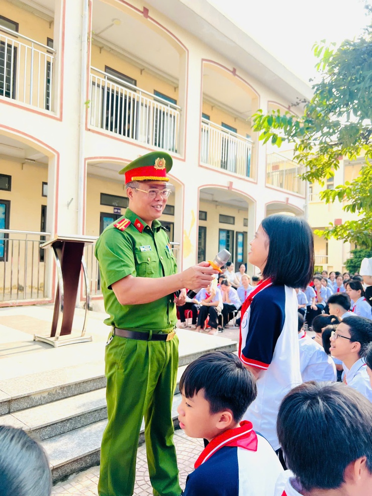 Công an xã Phú Nghĩa tuyên truyền an toàn giao thông cho học sinh Trường THCS Phú Nghĩa- Ảnh 2.