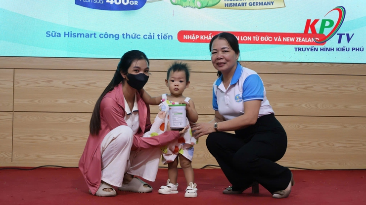 UB MTTQ xã Kiều Phú phối hợp với Công ty TNHH Đầu tư và Quản lý Bảo Lâm Holdings tổ chức chương trình phát tặng sữa cho trẻ em có hoàn cảnh khó khăn- Ảnh 2.