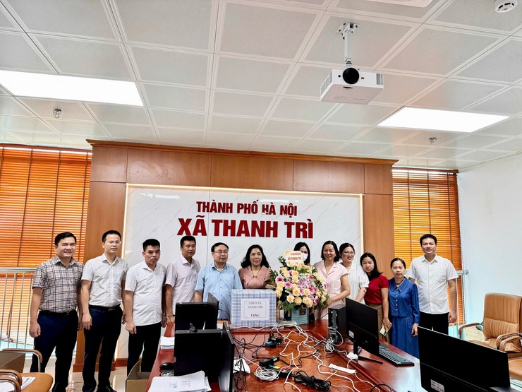 UBND xã Thanh Trì: Động viên, tặng quà lực lượng tham gia chiến dịch “90 ngày đêm làm sạch dữ liệu đất đai"- Ảnh 1.
