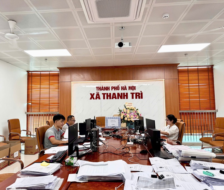 UBND xã Thanh Trì: Động viên, tặng quà lực lượng tham gia chiến dịch “90 ngày đêm làm sạch dữ liệu đất đai"- Ảnh 2.