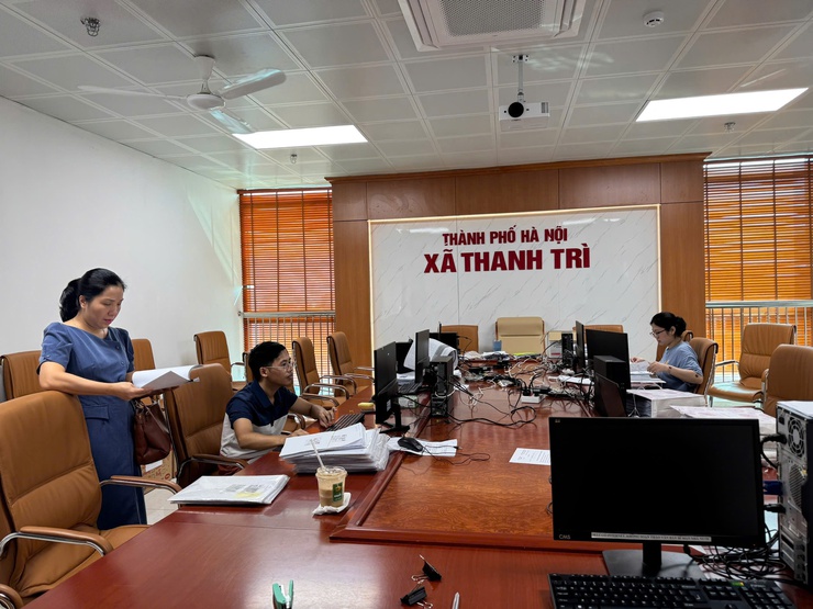 UBND xã Thanh Trì: Động viên, tặng quà lực lượng tham gia chiến dịch “90 ngày đêm làm sạch dữ liệu đất đai"- Ảnh 4.