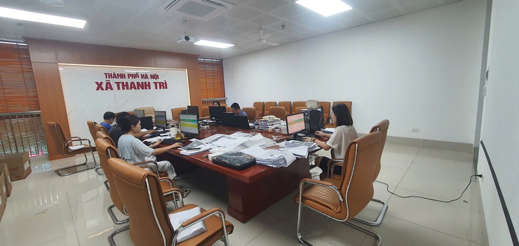 UBND xã Thanh Trì: Động viên, tặng quà lực lượng tham gia chiến dịch “90 ngày đêm làm sạch dữ liệu đất đai"- Ảnh 3.
