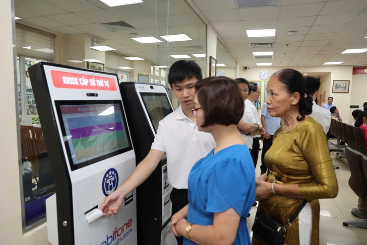 Hà Nội thí điểm mô hình kiosk dịch vụ công tại khu dân cư: Giải pháp thông minh phục vụ người dân- Ảnh 1.