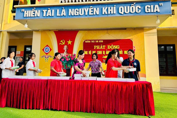 Nối dài vòng tay yêu thương - Thầy và trò trường THCS Tam Hưng quyên góp ủng hộ học sinh vùng thiên tai - Ảnh 2.