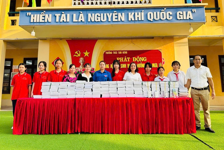 Nối dài vòng tay yêu thương - Thầy và trò trường THCS Tam Hưng quyên góp ủng hộ học sinh vùng thiên tai - Ảnh 1.