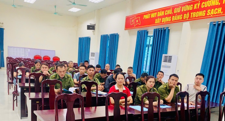 Tam Hưng: Khai mạc lớp huấn luyện, bồi dưỡng chính trị, pháp luật và nghiệp vụ cho lực lượng tham gia bảo vệ an ninh, trật tự ở cơ sở năm 2025.- Ảnh 3.