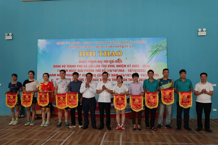 Giải cầu lông vô địch – Các tay vợt thi đua tranh tài trong khuôn khổ hội thao thể dục thể thao xã Ứng Thiên năm 2025- Ảnh 2.