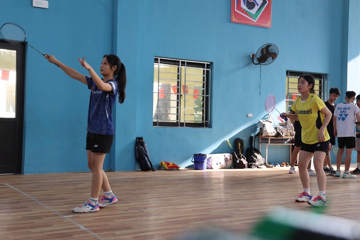 Giải cầu lông vô địch – Các tay vợt thi đua tranh tài trong khuôn khổ hội thao thể dục thể thao xã Ứng Thiên năm 2025- Ảnh 4.