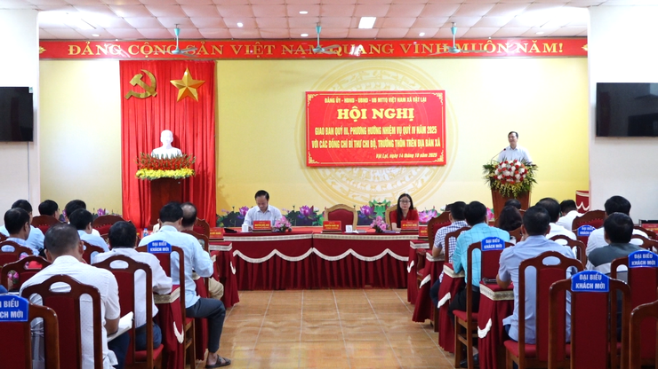 Hội nghị giao ban với các đồng chí Bí thư Chi bộ, Trưởng thôn, đánh giá kết quả quý III, triển khai nhiệm vụ quý IV, năm 2025- Ảnh 1.